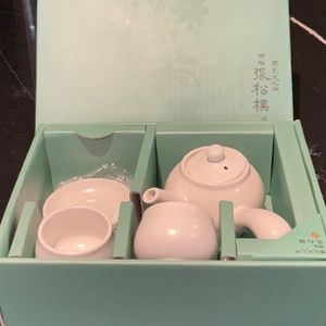 Beautiful white ceramic 2 cup tea set from Japan.